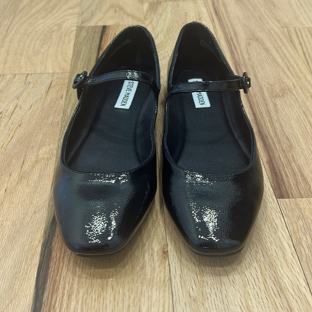 Black patent Mary Janes flats